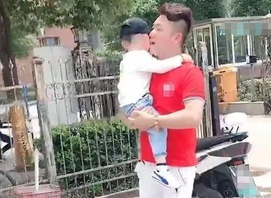 年轻|“帅气”姥爷火了,出门带娃溜达引关注,网友:这明明是父子俩