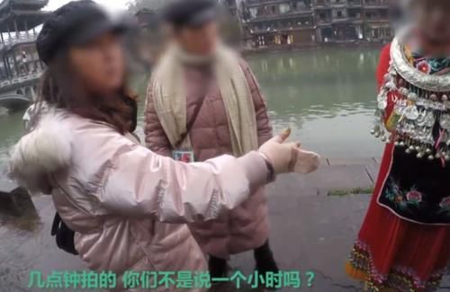 一游客在凤凰古城租衣服,被要求不能自拍,只能由商家收费拍照