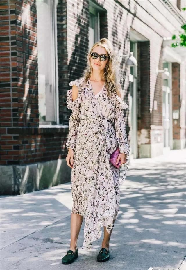  连衣裙|忘掉高跟鞋，“连衣裙+平底鞋”才是夏季王炸组合