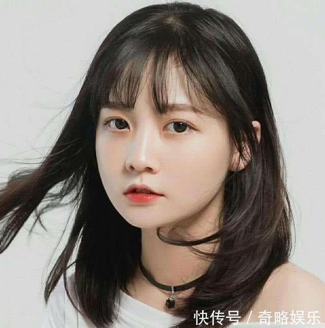 脸大却很漂亮的女生,这几点太明显,难怪不遮脸也有高颜值