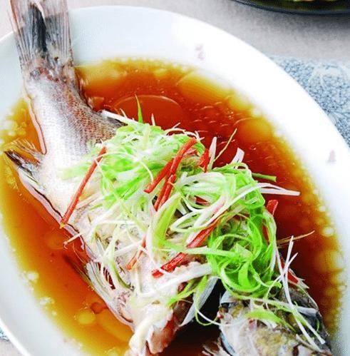 蒸鱼时,别直接放料酒和盐,大厨教你一招,鱼肉又鲜又嫩,还不腥