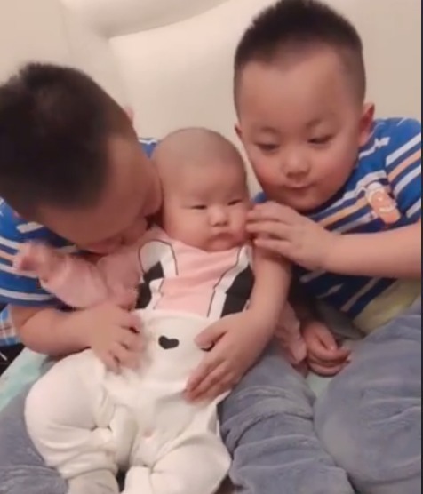 宠溺|双胞胎哥哥抱妹妹,这宠溺的表情暖爆,网友不用担心妹妹挨揍了