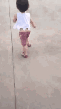 |搞笑GIF:被柠檬酸倒的宝宝,这辈子估计不想再吃这个水果了