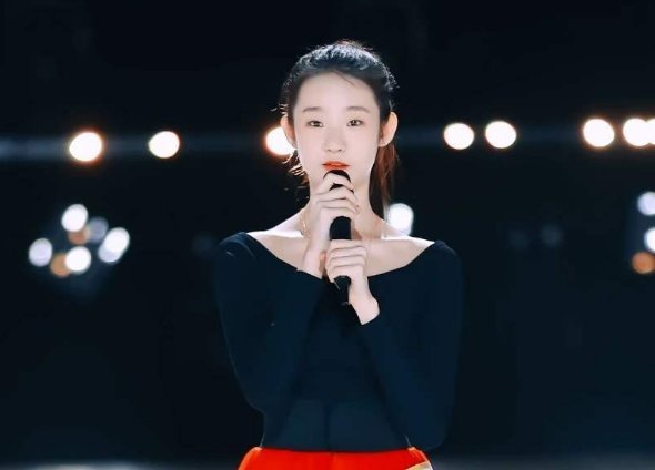 美颜|张艺凡的“初中照”火了,看到无美颜下的颜值,才知啥叫天生丽质