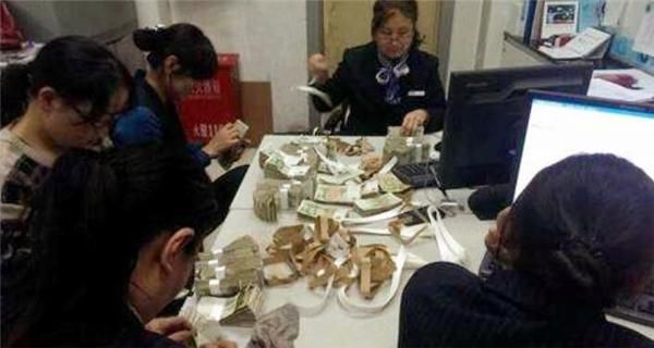 清点|老人77岁去世，生前每天把咸菜当主食，死后6人清点遗产3小时