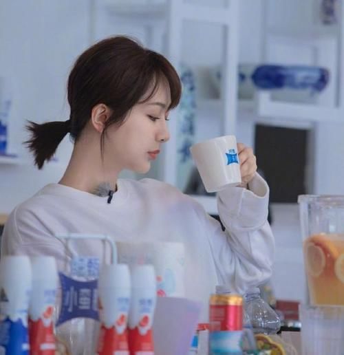 “发际线高”的女人，建议留以下4种“刘海”，显脸小还显年轻