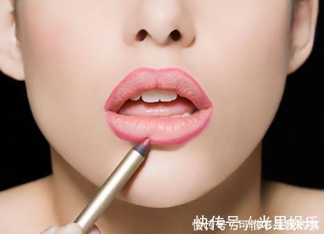 润唇膏|女生涂口红时,千万别有这4个“习惯”,不然再贵口红都掉色沾杯