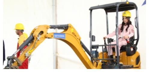 跑男全员开挖掘机路透出炉！Baby呆萌，白鹿专业，林一氛围感绝了