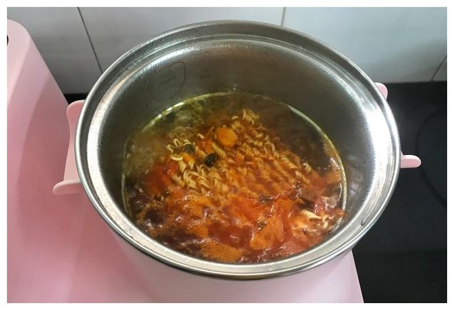 快手懒人早餐,10分钟搞定网红泡面,香辣鲜美,真过瘾!