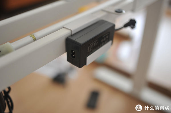 螺丝|家居改造：用电动升降桌打造我的居家办公小角落