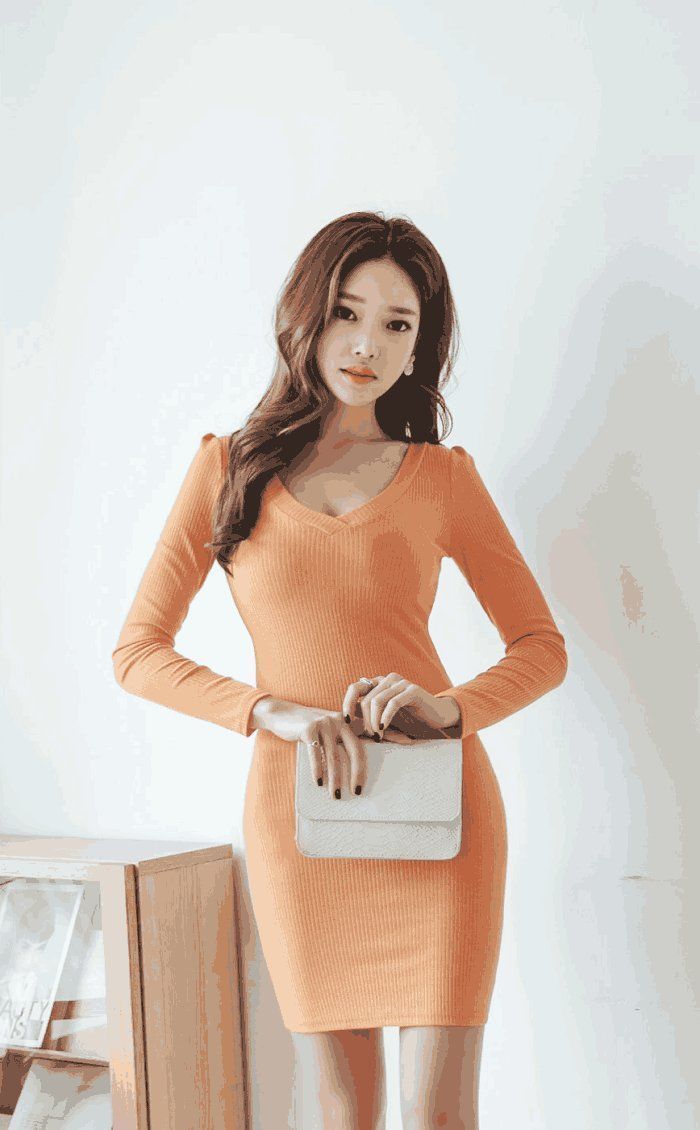 街拍|街拍:长发小姐姐一身包臀连衣裙,成熟中隐藏的小俏皮,格外迷人