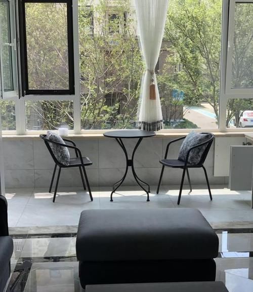 柜子|新家装修花了20万，阳台打通成小茶室，飘窗打满柜子，多出20㎡