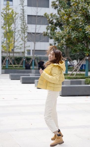  羽绒服怎么穿出时髦感？今年流行这“3种”穿法，又美又飒还保暖