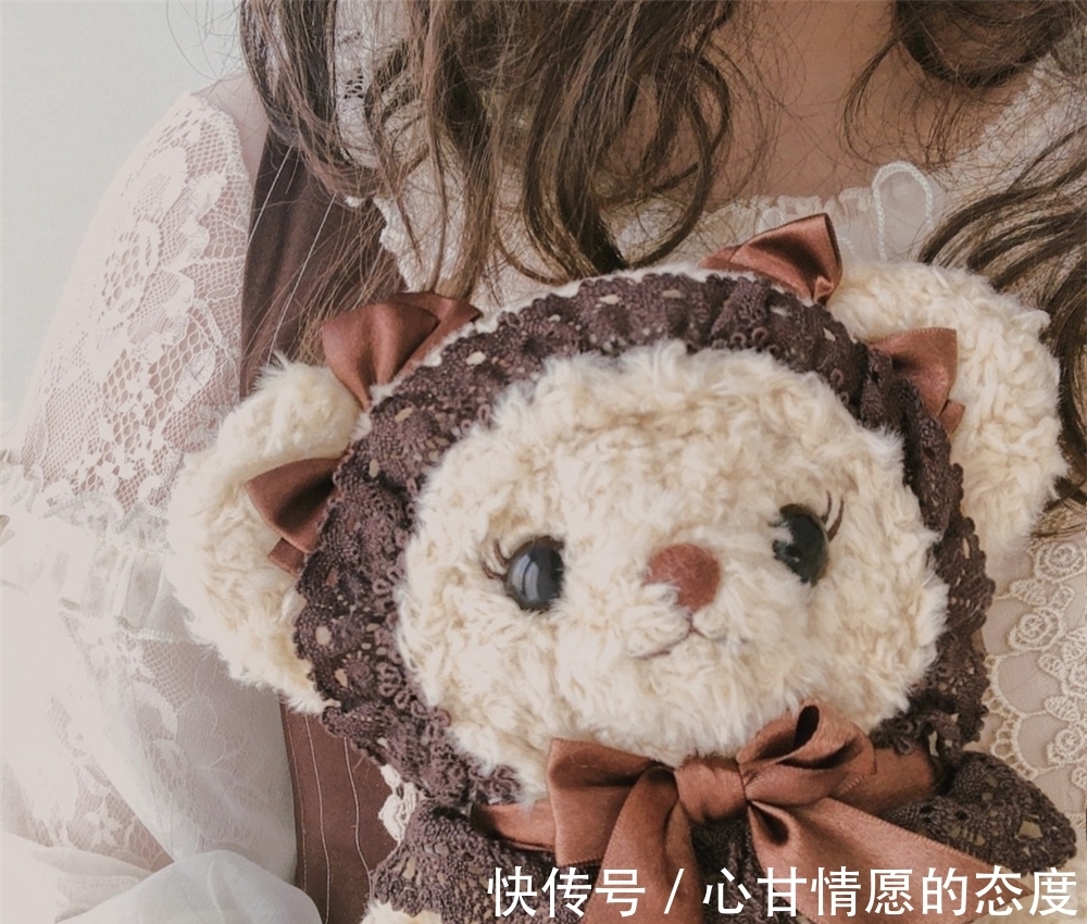 ita Lo娘人手必备的兔熊包,贵的离谱之外毫无特点,普通人谁会去买?
