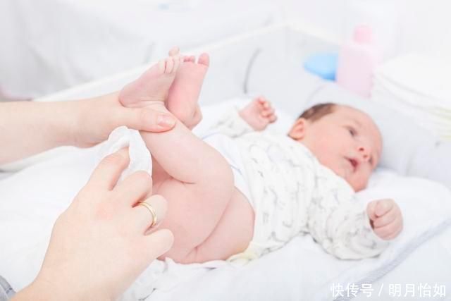 如何自行判断新生儿的健康状况？观24小时内的生理现象