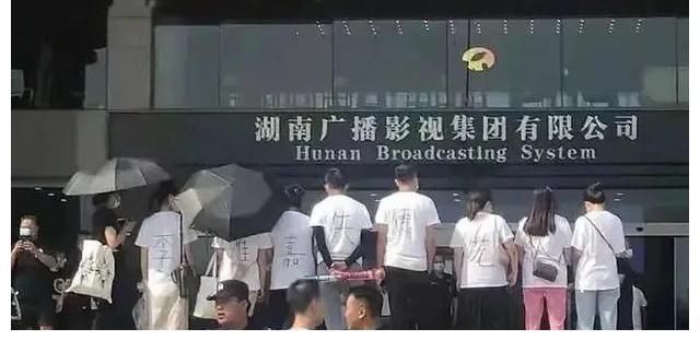 快乐家族全员停工？何炅新节目被顶替，疑似芒果禁止主持人接私活