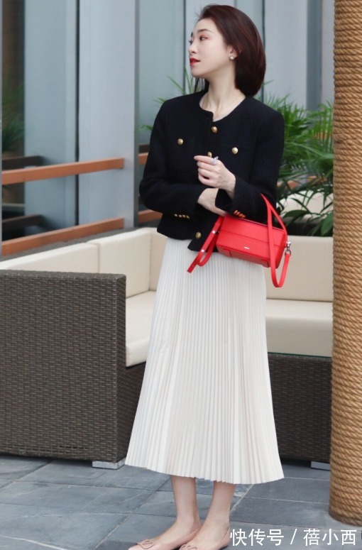 博主 春天穿“百褶裙”最优雅!建议多搭配针织衫,西装外套时髦又高级
