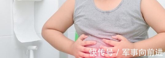 阿姨|45岁阿姨便秘半年,一查是肠癌晚期,身体出现3个症状,要小心