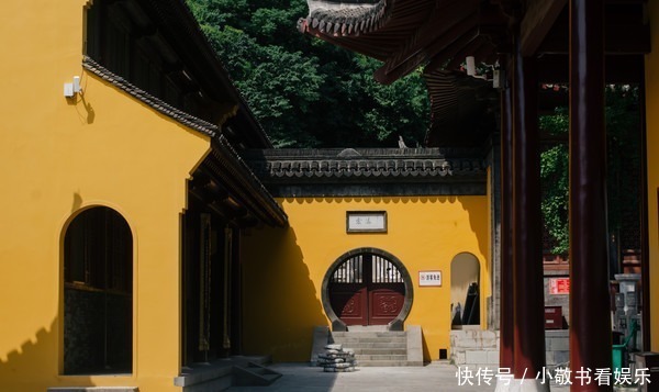 江南最早的寺庙，坐落于长江孤岛上，地位堪比灵隐，康熙手写牌匾