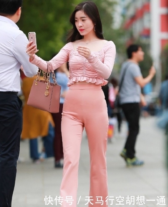 休闲|初冬选择喇叭裤,让造型风格多一点休闲个性,美出时尚感