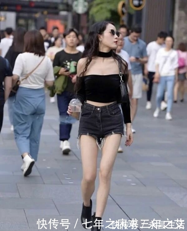 美女|“筷子腿”的好搭档，牛仔短裤时髦又修身，难怪大家青睐有加！