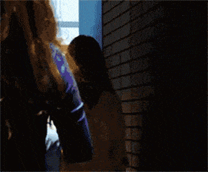 |搞笑GIF:看妹子惊慌的样子,肯定没有开过这样的车门