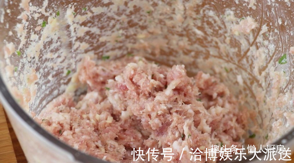 1张百叶，1块猪肉，教你做千张肉卷，配上毛豆和咸蛋黄，连汤喝光