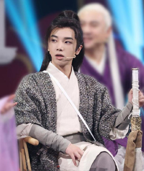 唐嫣|真尴尬!唐嫣唐艺昕节目曝老公带娃趣事,华晨宇却低头沉默不语