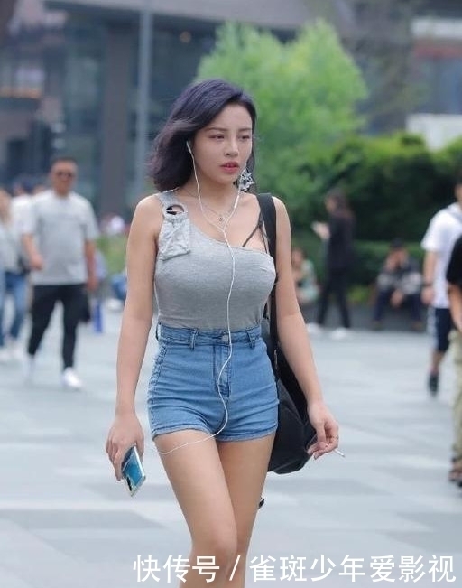 吊带背心新穿法,漏斗腰实力抢镜,女生都羡慕