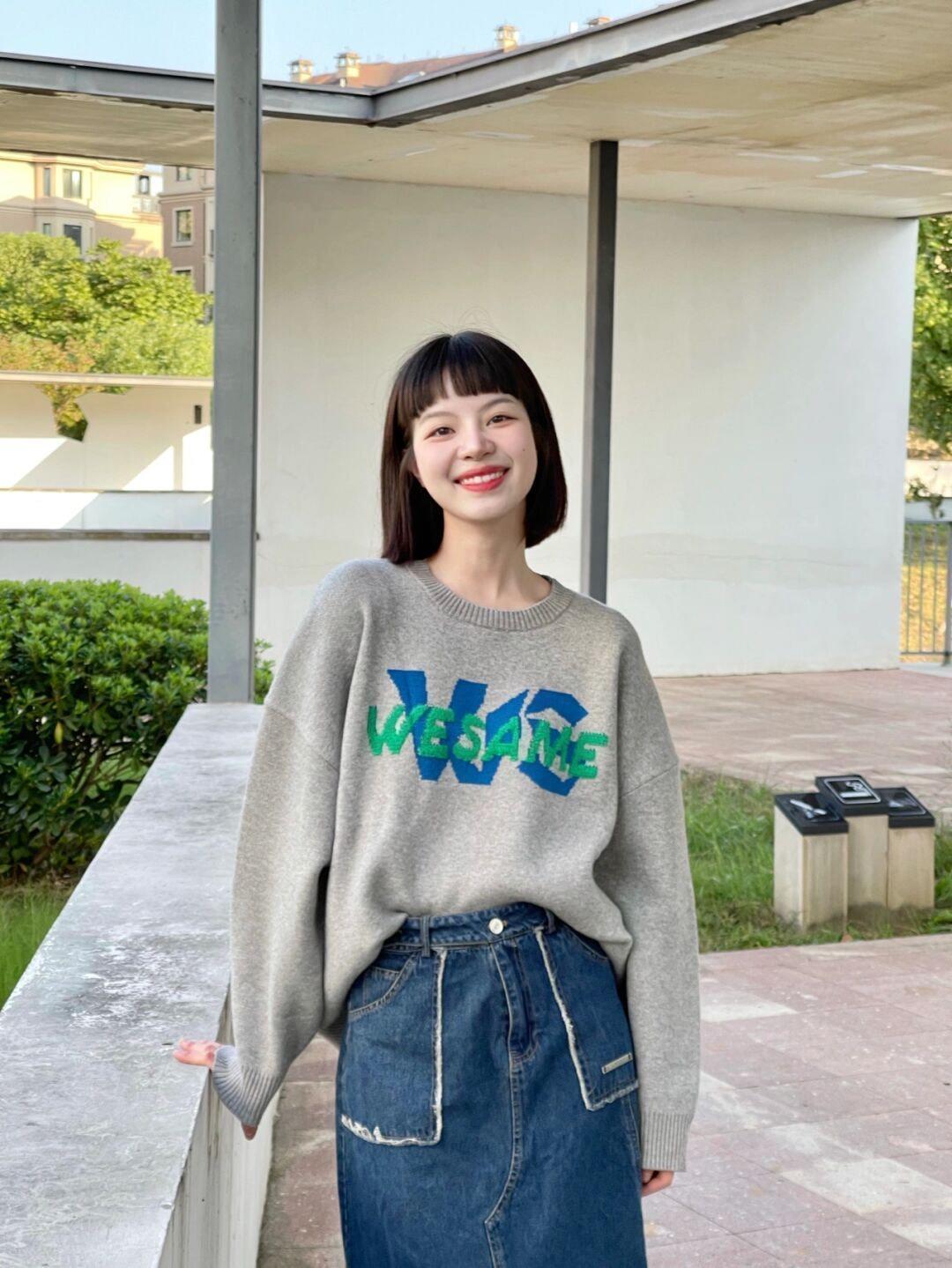 灰色|秋冬,一定要有一件灰色卫衣,搭配牛仔半身裙,简直不要太美