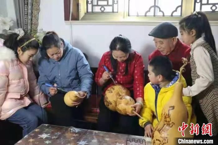 幸福！葫芦烙出“金” 山西农妇“火笔”勾画幸福