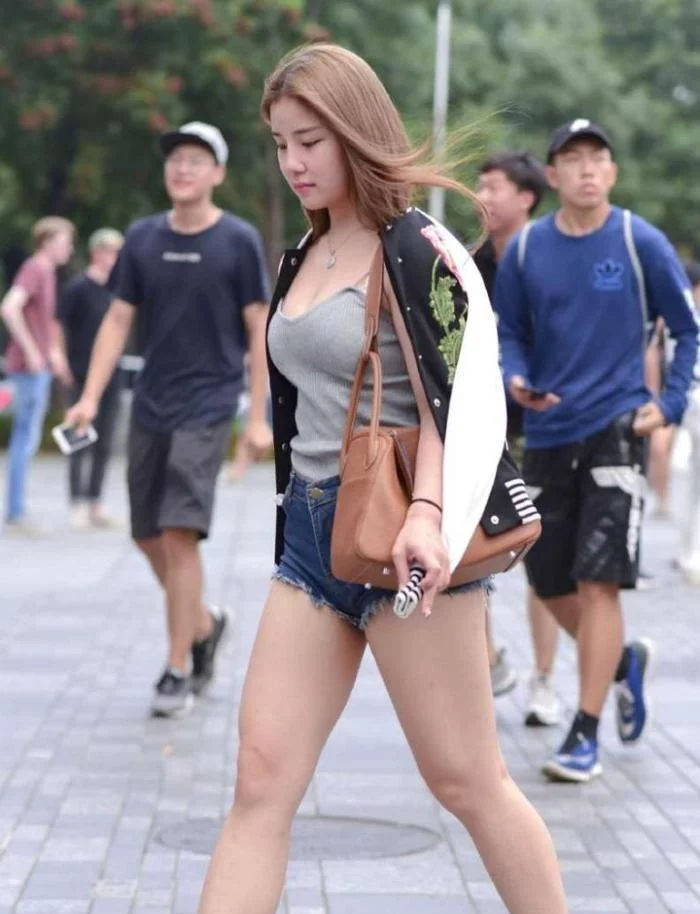 表妹天生丽质一副好身材,像“行走的衣架”穿什么都好看沐沐猪