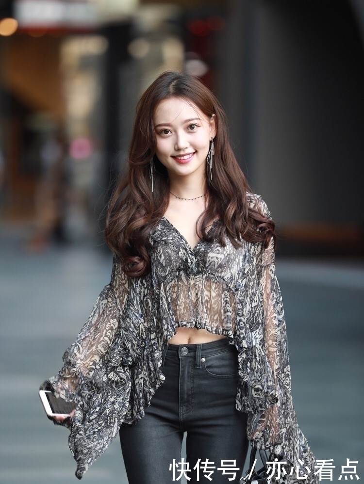 小仙女|笑容甜美的小仙女，身穿蕾丝小短衫搭配黑色牛仔裤，美的让人沉醉