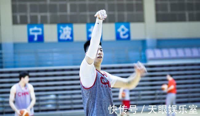 张镇麟|现役中国男篮不缺易建联,最缺的是17-18赛季的四字外援