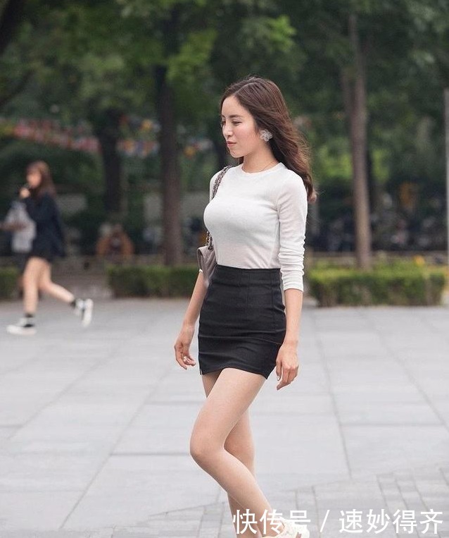 收起你的“鱼尾裙”,显瘦还得看小黑裙,曼妙身姿不用愁!