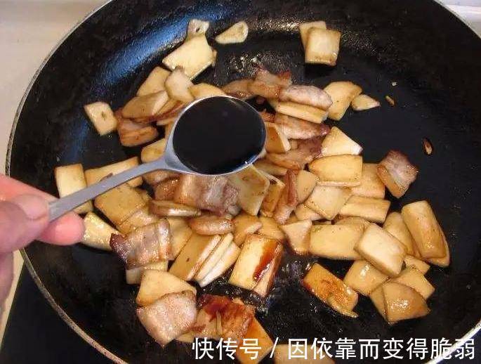 炒肉时，什么时候放酱油做菜10年都不懂，难怪肉质不新鲜！