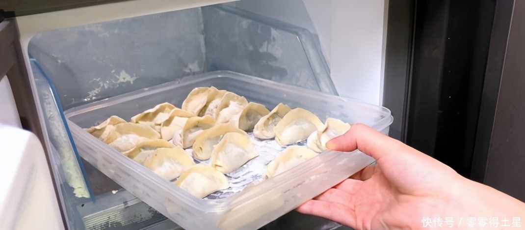 包好的饺子,直接放冰箱就错了,这样保存,煮的时候不破皮不粘锅!