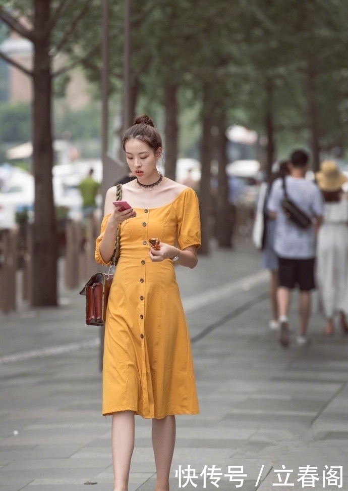 像是|路人街拍小姐姐穿毛边短裙出街,精致的面孔美得像是小仙女