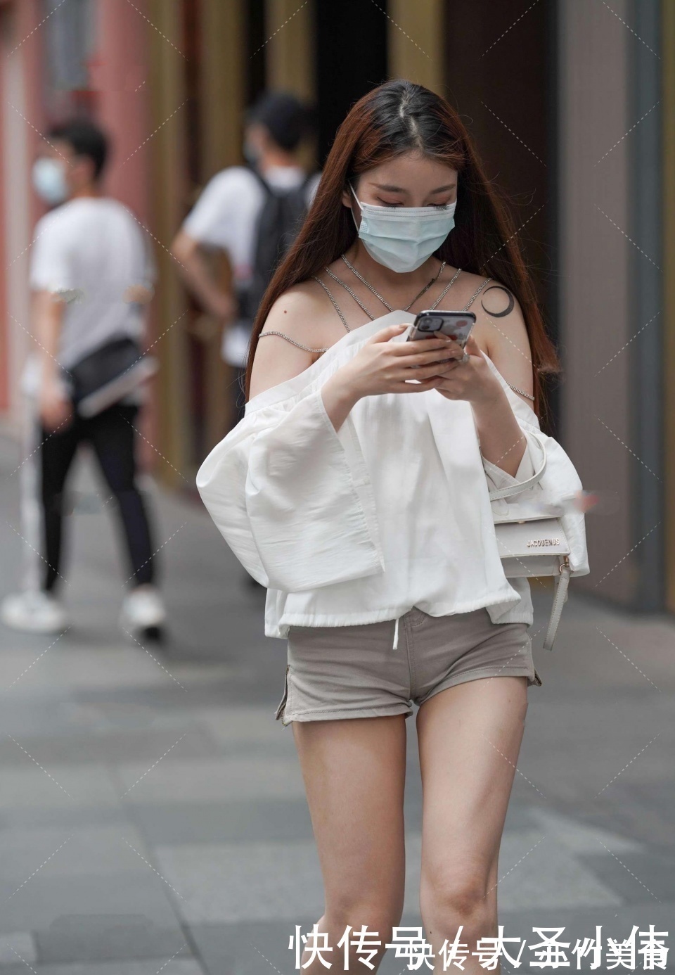 街拍|美女街拍:奢侈店门口拍到的一幕,这气质肯定是土豪的女人,太养眼了!