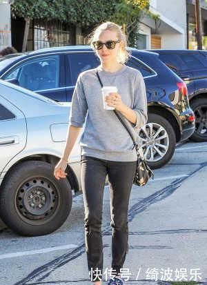 女人不管奔几,卫衣多穿4个“显白色”上身减龄显气色