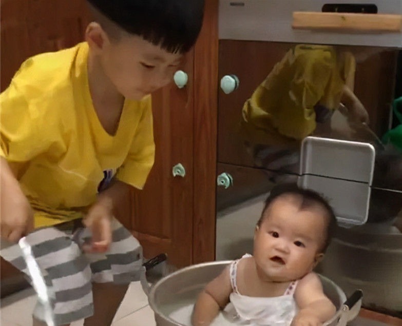 贩子|哥哥趁爸妈不在家,准备铁锅炖弟弟,宝妈:到家就差点火了