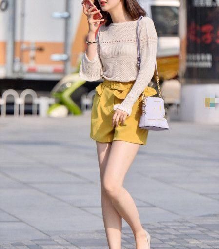 街拍4款热裤的穿搭，第一款气质满满，第四款修饰双腿曲线