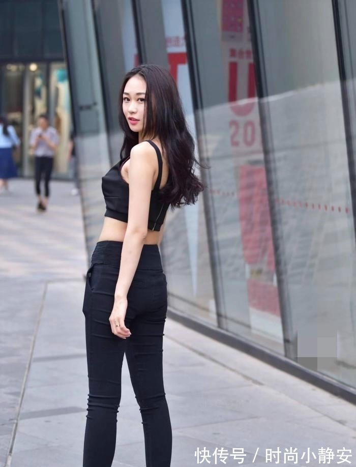 妹子|妹子年纪轻轻,背上粉红色的书包,尽显可爱气质吧?