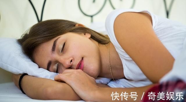 早睡早起|没有刻意减肥，“体重”却直线下降？或是你不经意间做了这3件事