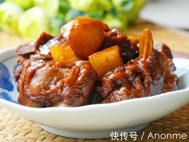 这才是土豆炖排骨的正确做法，荤素搭配，入口酥烂，满嘴留香