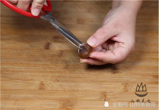  用刀去对板|板栗只用刀切就错了，多加1个瓶盖，一秒一个，方法太实用了