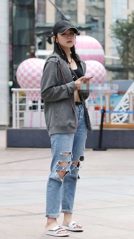 街拍:雪肤花貌的美女,身穿吊带连衣裙,时尚达人气质十足