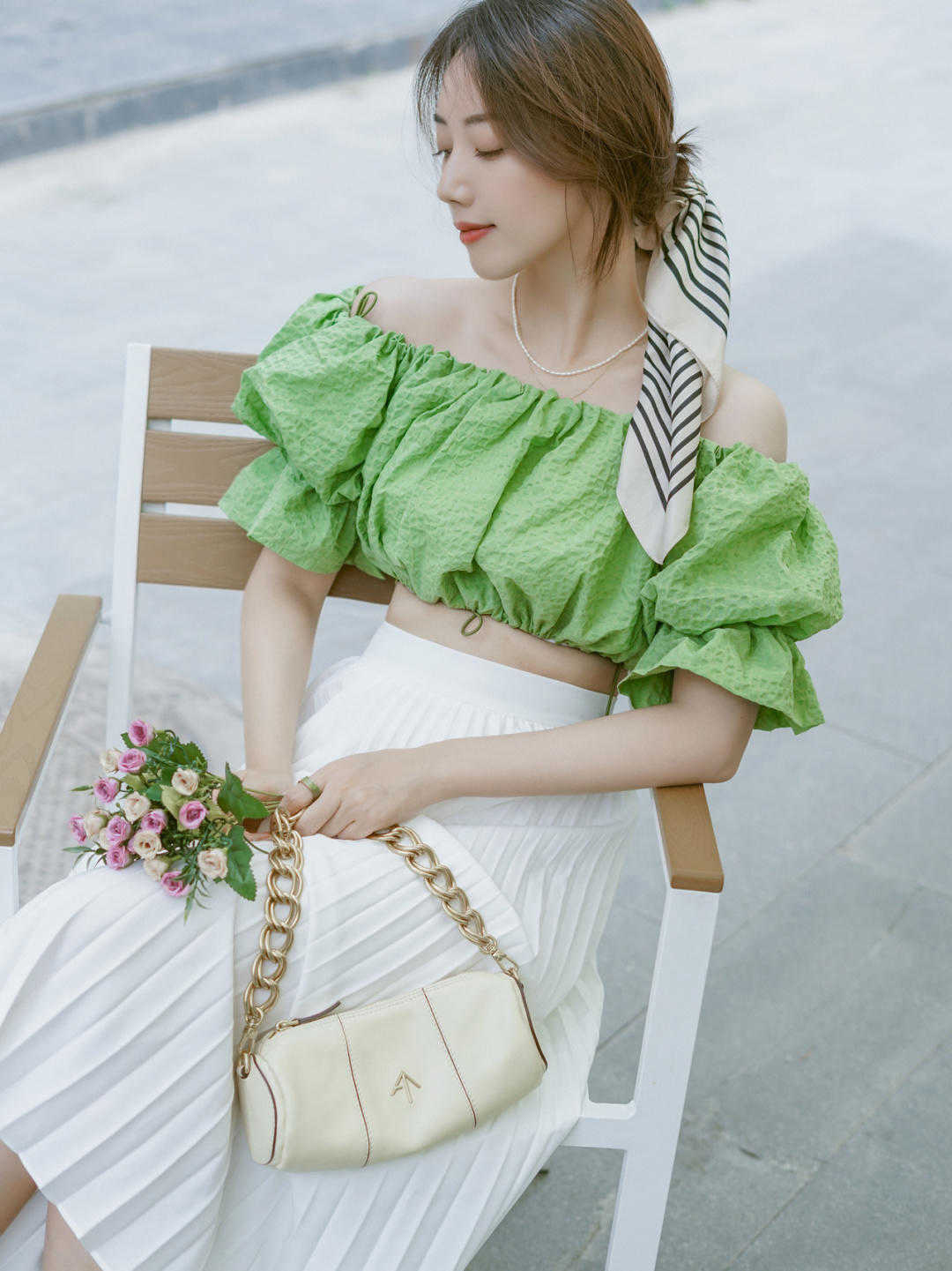 气质感|穿一字肩也可以很出众，搭配牛仔裤简约甜美，还提升气质感