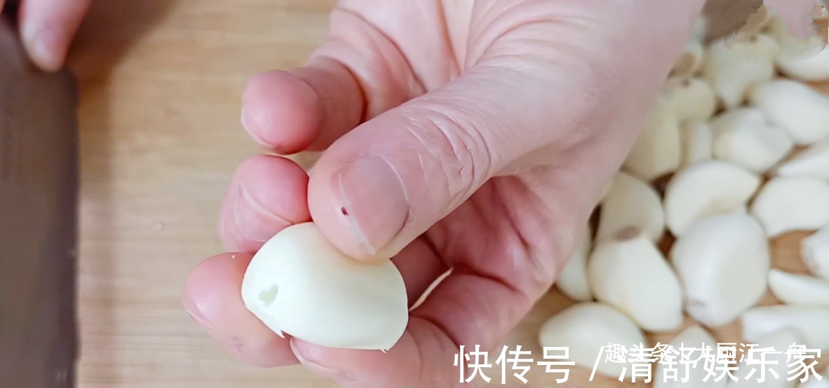 大蒜|腌腊八蒜,先放醋就错了,教你一招,1天就变绿,酸脆开胃又解馋