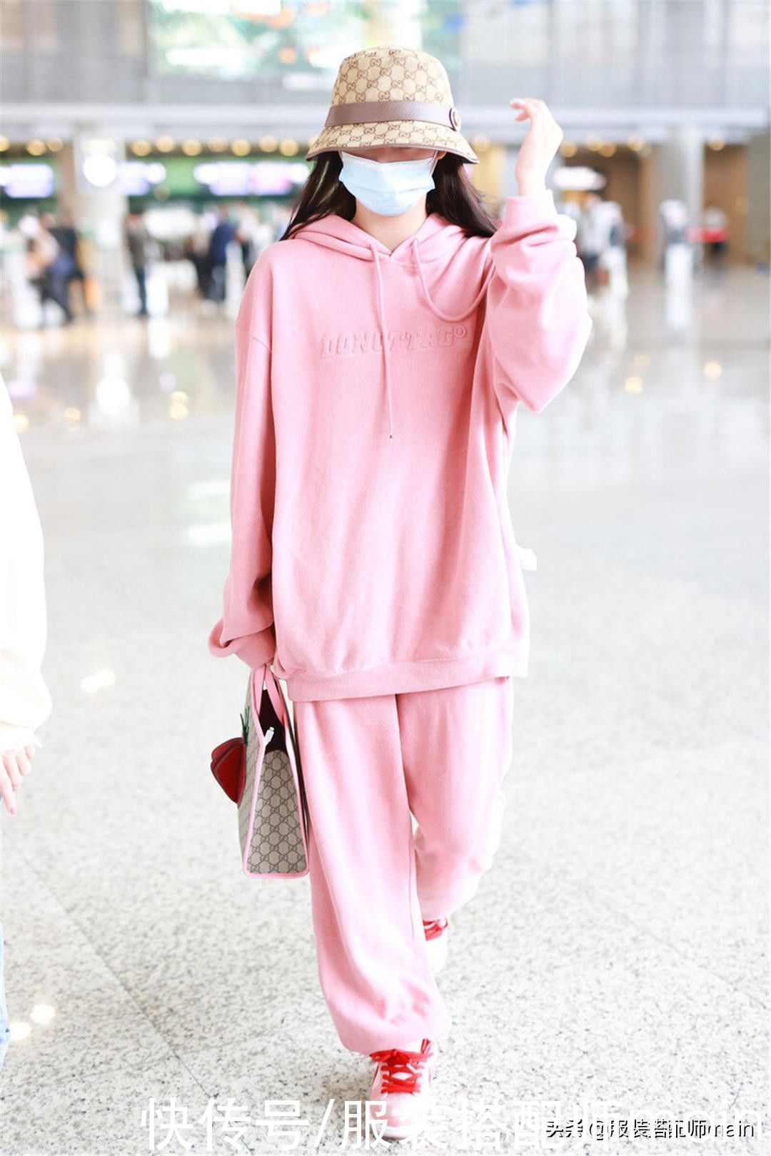 小黑裤已经过时了？今年这3种颜色的裤子才让人眼前一亮